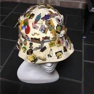 Bucket hat with travel pins